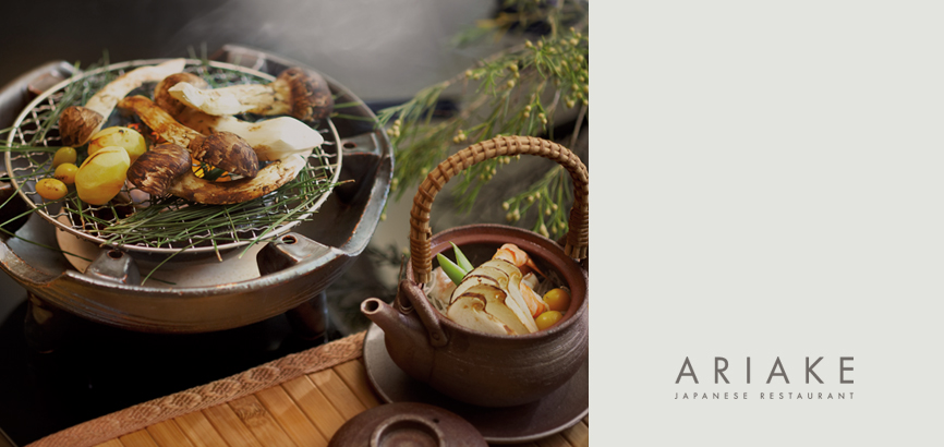From the left, there are pine mushrooms, chestnuts, and pine nuts on the charcoal grill pot and followed by pine mushrooms and various vegetables in the earthenware hot pot at the left bottom.