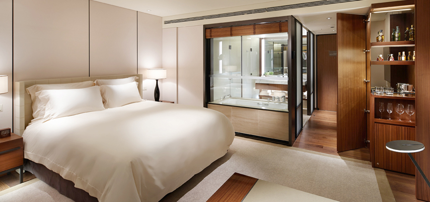서울신라호텔 디럭스 룸의 객실 전경으로 왼편에는 침대가 놓여 있으며, 오른편에는 서재 책상이 보인다. 