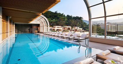 ソウル新羅ホテルの室内プールの画像で、前方にプールが見えます。