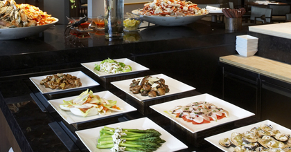 서울신라호텔 뷔페 레스토랑 더 파크뷰의 뷔페 섹션 이미지로 해산물과 채소가 테이블 위에 세팅되어 있다.