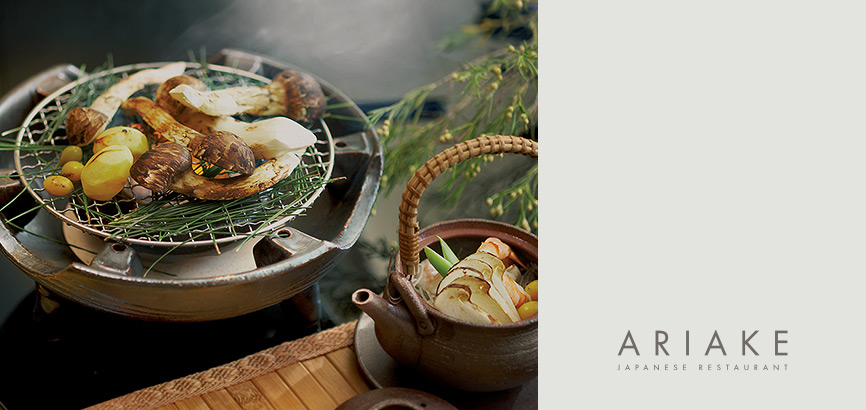 From the left, there are pine mushrooms, chestnuts, and pine nuts on the charcoal grill pot and followed by pine mushrooms and various vegetables in the earthenware hot pot at the left bottom.