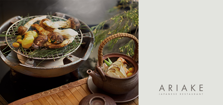 From the left, there are pine mushrooms, chestnuts, and pine nuts on the charcoal grill pot and followed by pine mushrooms and various vegetables in the earthenware hot pot at the left bottom