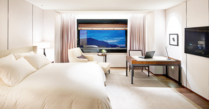 서울신라호텔 비즈니스 디럭스 룸의 객실 전경으로 왼편에는 침대가 놓여 있다.