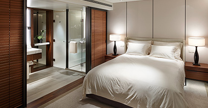 首尔新罗酒店豪华商务客房全景图片向您呈现的是客房布局，您右手边摆放着两张床。中