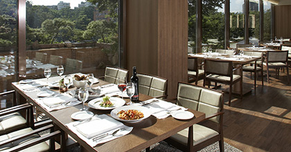 通过首尔新罗酒店The Parkview自助餐厅内部图可以看到，每个餐桌上整齐地摆放着用餐器具。