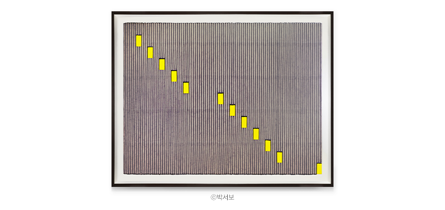 박서보 화백의 ‘묘법 No.111020’. 한지로 일정한 간격을 유지하는 선과 고랑, 노란색의 사각형들이 캔버스 위를 가로지르고 있다. 