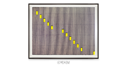 박서보 화백의 ‘묘법 No.111020’. 한지로 일정한 간격을 유지하는 선과 고랑, 노란색의 사각형들이 캔버스 위를 가로지르고 있다. 