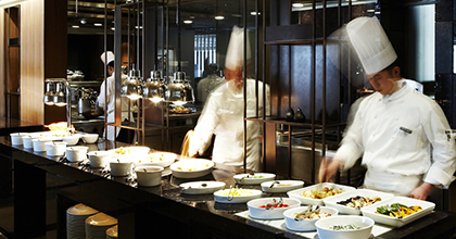 더 파크뷰 레스토랑 내부 이미지로 섹션 별 셰프들이 직접 조리를 하고 있는 이미지