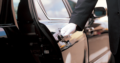 발레파킹 서비스 제공을 위해 문을 열어주는 모습