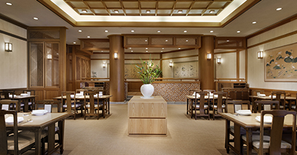 의자와 테이블이 놓여져있는 한식당 이미지