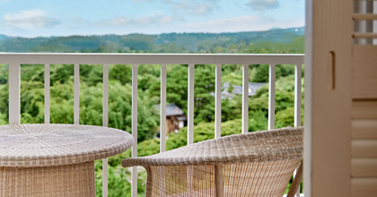 객실 내 더블침대, 나이트 테이블 위 커피가 올려진 스탠다드 룸 이미지