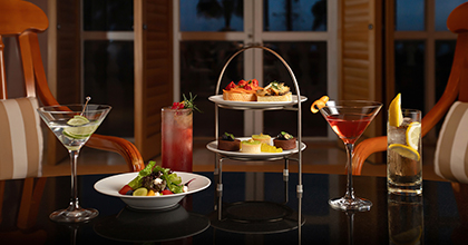 테이블 위에 와인잔과 페어링 메뉴가 놓여져 있는 이미지 