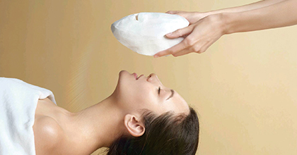 여성이 눈을 감은 채 스파를 받고 있는 이미지