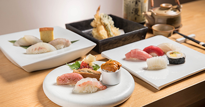 테이블 위에 스시 코스가 놓여져있는 이미지