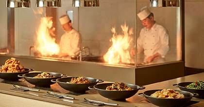  화구 앞에서 조리를 하고 있는 2명의 셰프의 모습 