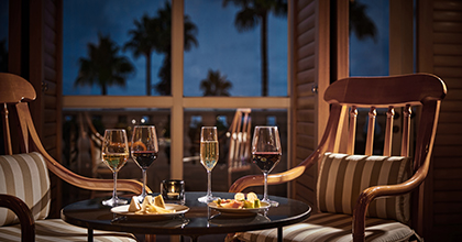 테이블 위에 와인잔과 페어링 메뉴가 놓여져 있는 이미지 