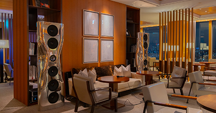 스피커가 놓여있는 라운지의 이미지