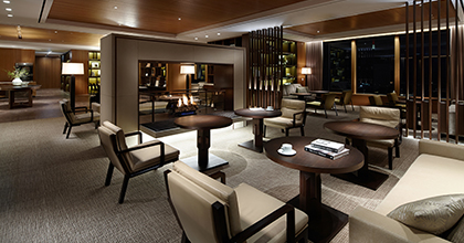 벽난로가 보이는 라운지 전경