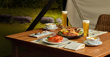 푸른 호텔 정원에 글램핑 텐트가 놓여진 이미지