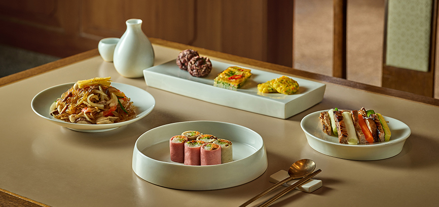 추석 명절을 연상시키는 송편과 소나무 가지 디스플레이 이미지