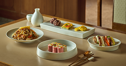 추석 명절을 연상시키는 송편과 소나무 가지 디스플레이 이미지