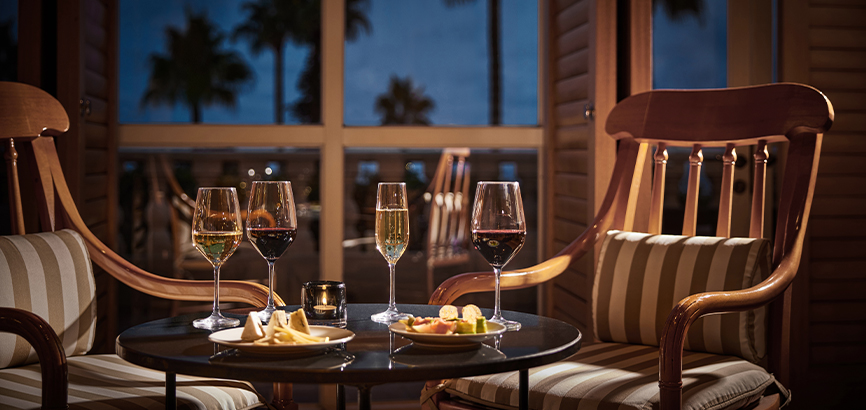 라이브러리 바 올래 테라스 테이블 위 와인 4잔과 플레이트 2개가 놓여져 있는 이미지