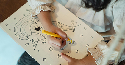 어린이가 색칠하는 이미지