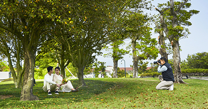 숨비정원 내 G.A.O.와 함께 사진을 촬영하는 커플 