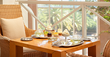 테이블 위에 티와 디저트 세트가 놓여져 있는 이미지