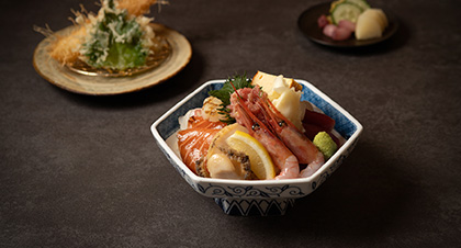 테이블에 카이센동과 새우 튀김이 올려져있는 이미지