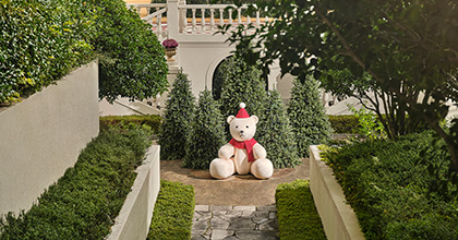 숨비정원 내 산타 컨셉의 신라베어 인형이 설치되어 있는 모습