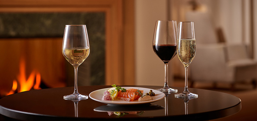 라이브러리 바 올래 테라스 테이블 위 와인 4잔과 플레이트 2개가 놓여져 있는 이미지