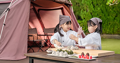 어린이 2명이 셰프 복장을 하고 콤비네이션 피자를 만들고 있는 이미지