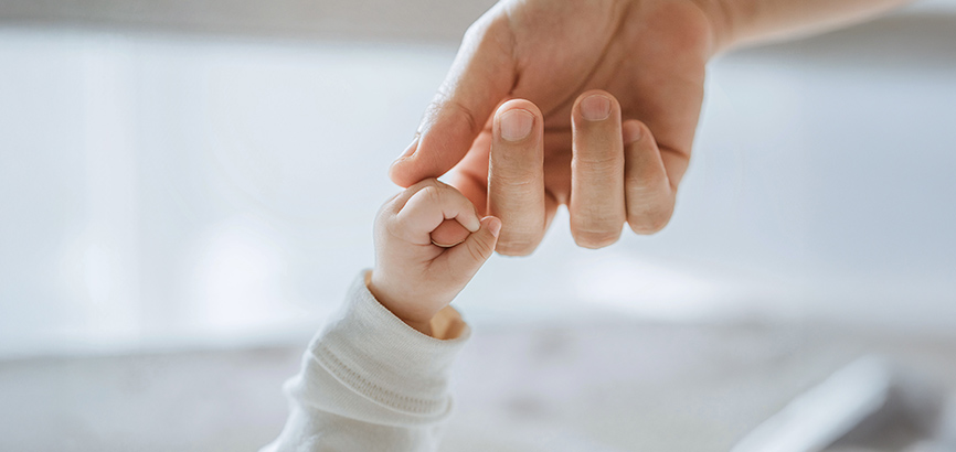 아기와 엄마가 서로  손을 잡고 있는 이미지