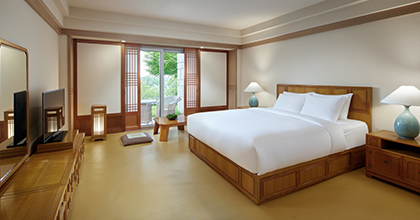 온돌 바닥위에 더블베드 1개와 스탠드, TV가 놓여져 있는 정원 전망 스탠다드 테라스 더블 룸