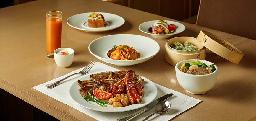 더 파크뷰 테이블 위 스테이크, 파스타, 주스 2잔 등이 올려져 있는 더 파크뷰 이미지