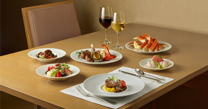 여러가지 음식이 나열되어 있고 두 셰프가 불쇼를 하고 있는 더 파크뷰 이미지