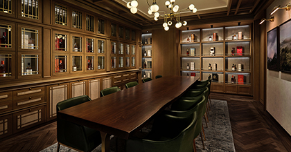 더 디스틸러스 라이브러리의 다이닝 룸의 모습